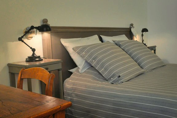 Chambre d'hôtes La Cap-Hornière avec lit double 160 et sa couette grise